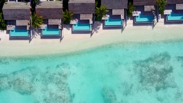 Cielo aéreo de drones de vacaciones de playa de laguna de lujo por mar poco profundo y fondo de arena limpia — Vídeos de Stock