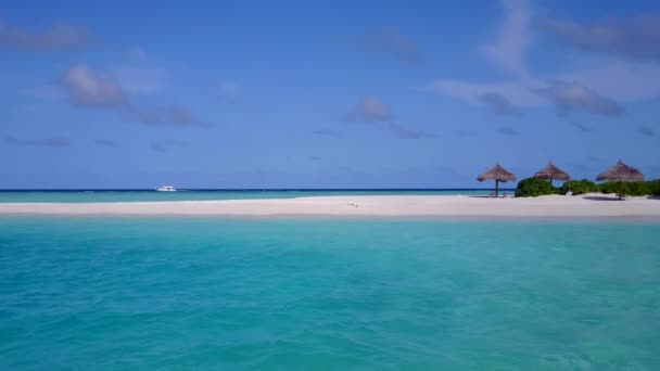 Textura cálida de vacaciones en la playa paradisíaca junto al mar azul y verde con fondo de arena blanca cerca del arrecife — Vídeos de Stock