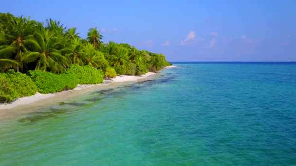 파도 근처에 하얀 모래사장이 있는 푸른 바다 옆의 텅 빈 낙원만 해변 생활 — 비디오