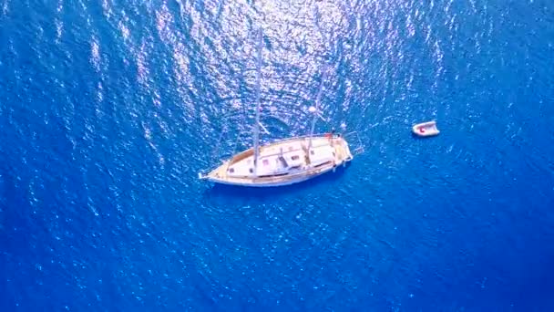 Летний туризм в райском приморском путешествии по аква-голубому океану на белом песчаном фоне после восхода солнца — стоковое видео
