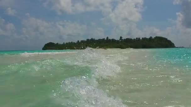 Солнечный морской пейзаж тропической бухты дикой природы вдоль прозрачной лагуны с белым песком на фоне вблизи волн — стоковое видео