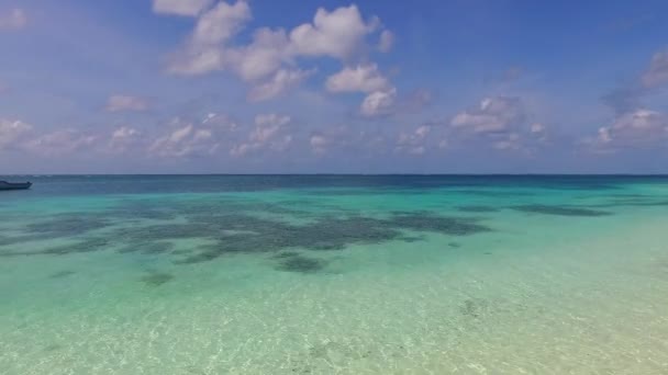 Verão paisagem marinha de férias praia baía perfeita por lagoa azul com fundo arenoso branco perto de surf — Vídeo de Stock