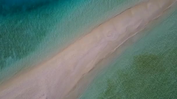 Romantisch toerisme van exotisch strand avontuur door blauw groen water met wit zand achtergrond in het zonlicht — Stockvideo