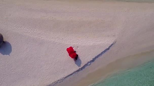 Ηλιόλουστο πανόραμα του τροπικού ταξιδιού παραλία θέρετρο από τυρκουάζ ωκεανό και λευκή άμμο φόντο κοντά σε ύφαλο — Αρχείο Βίντεο