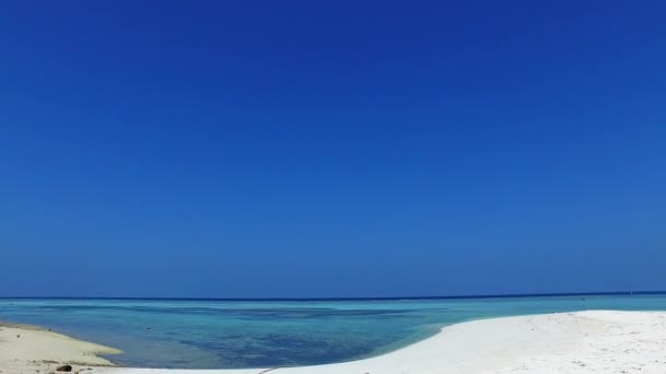 Panorama amplo angular da praia paradisíaca resort vida selvagem por água verde azul com fundo arenoso branco antes do pôr do sol — Vídeo de Stock