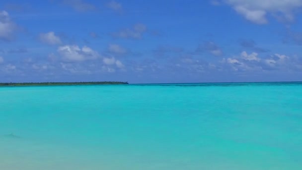 Cielo de verano de playa turística marina fauna por laguna poco profunda y fondo de arena brillante cerca de las olas — Vídeos de Stock