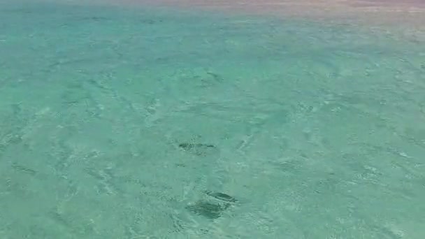 Viaggio ad ampio angolo di idilliaca vacanza al mare turistico dall'acqua blu e sfondo di sabbia bianca dopo l'alba — Video Stock