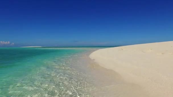 Viaje de verano de vacaciones relajantes en la playa de la bahía con agua azul y fondo de arena blanca cerca de las olas — Vídeos de Stock