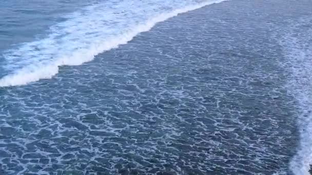 Närbild himmel av lugn lagun strand äventyr av klart hav med vit sand bakgrund nära vågor — Stockvideo