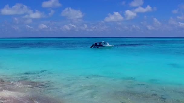 Langit kosong dari perjalanan pantai teluk mewah oleh laut biru dengan latar belakang berpasir bersih di dekat selancar — Stok Video