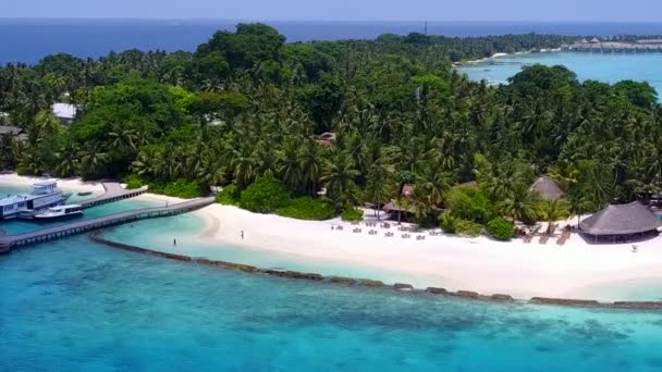 Romantico cielo di bella spiaggia dell'isola viaggio da laguna blu e sfondo di sabbia bianca vicino resort — Video Stock