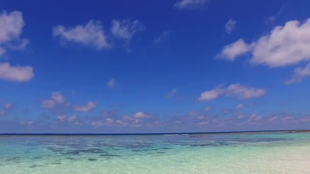 Paysage ensoleillé de luxe vue sur la mer plage voyage par mer transparente et fond de sable blanc avant le coucher du soleil — Video