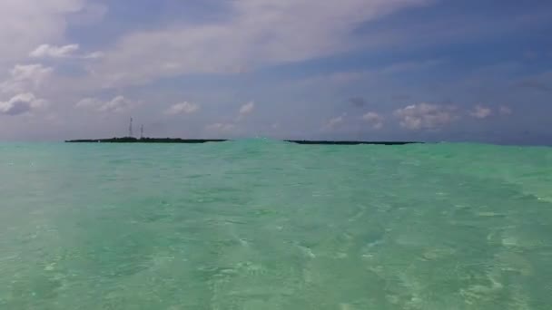 Warme Landschaft des erholsamen Resorts Strand Pause durch blaue Lagune und weißen Sandhintergrund nach Sonnenaufgang — Stockvideo