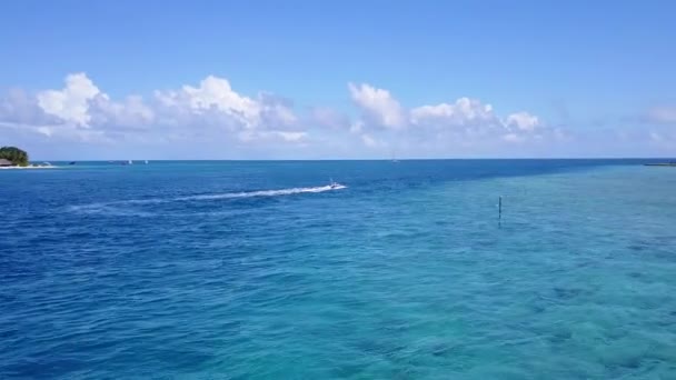 Warme textuur van idyllische baai strand vakantie door turquoise lagune met wit zand achtergrond in de buurt van surfen — Stockvideo