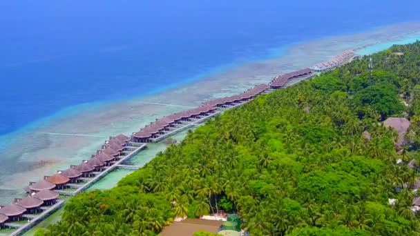 Puste podróże luksusowej zatoki wakacje nad błękitną wodą z białym, piaszczystym tłem w pobliżu kurortu — Wideo stockowe