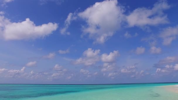 Kopieer ruimte hemel van paradijs kustlijn strand avontuur door blauwe lagune en witte zandachtergrond in de buurt van golven — Stockvideo