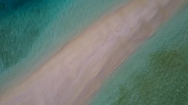 Leeres Panorama der schönen Lagune Strand Urlaub am blauen Meer und weißen Sandhintergrund in der Nähe von Wellen — Stockvideo