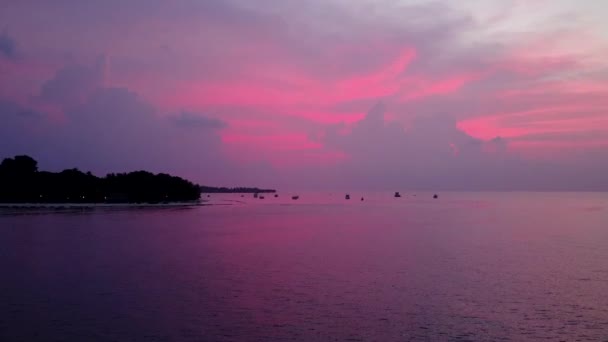 Luchtfoto textuur van het paradijs kustlijn strand avontuur door aqua blauwe lagune en witte zandachtergrond — Stockvideo