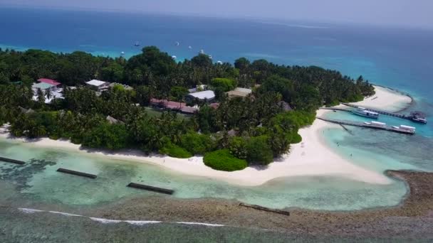 Aereo drone scenario di viaggio spiaggia resort perfetto dal blu dell'oceano e sfondo sabbioso luminoso — Video Stock