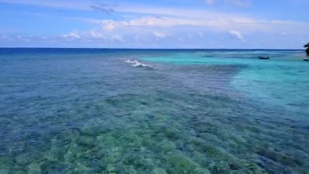 Céu diurno de relaxante resort Beach break por mar raso e fundo de areia branca perto de barra de areia — Vídeo de Stock