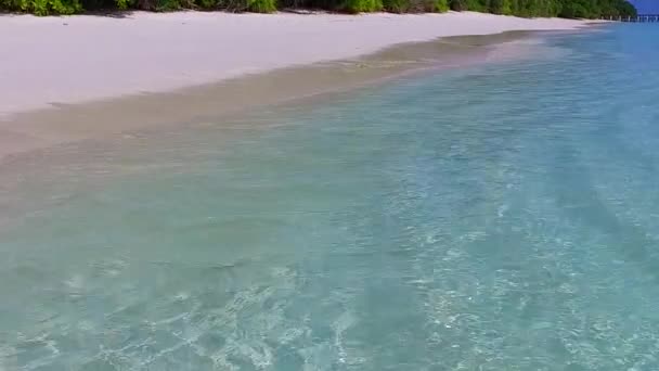 Тепла текстура раю вид на море пляжний спосіб життя на аква-блакитному морі з білим піщаним фоном біля серфінгу — стокове відео