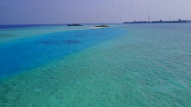 Szeroki kąt streszczenie doskonałej plaży brzegowej dzikiej przyrody przez aqua niebieskie morze z białym, piaszczystym tle w pobliżu palm — Wideo stockowe