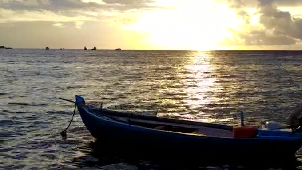Leere abstrakte von exotischen Küsten Strand Reise durch türkisfarbenes Meer und weißen Sand Hintergrund in der Nähe von Palmen — Stockvideo