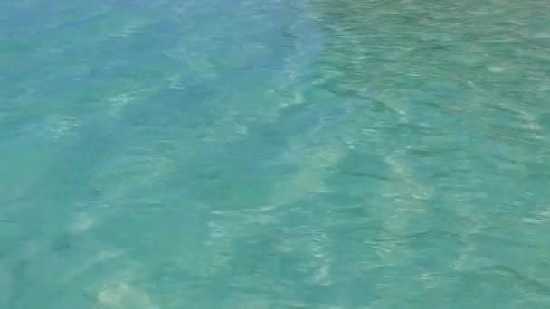 Deniz turizmi yaz turizmi. Deniz mavisi lagün ve kumsal kenarındaki parlak kum arka planı. — Stok video