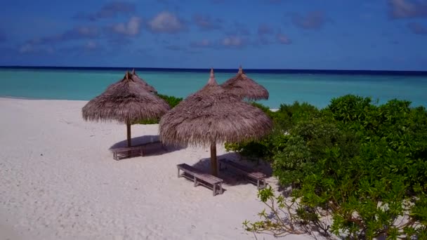 Ciepła podróż rajskiego wybrzeża plaży wakacje płytkiej laguny z białym, piaszczystym tle w pobliżu surfowania — Wideo stockowe