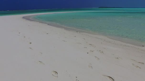 波の近くに白い砂浜の背景と澄んだ海による熱帯海岸の航海の暖かい質感 — ストック動画