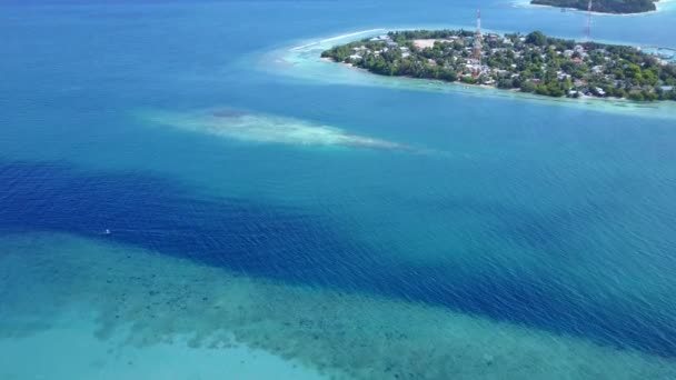 Paisaje marino de drones aéreos de playa tranquila bahía romper por el agua verde azul y fondo de arena blanca — Vídeos de Stock