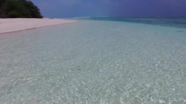 Άδειο τουρισμό του θαλάσσιου θέρετρου ταξίδι στην παραλία από καθαρή θάλασσα και φωτεινή άμμο φόντο κοντά σε ύφαλο — Αρχείο Βίντεο