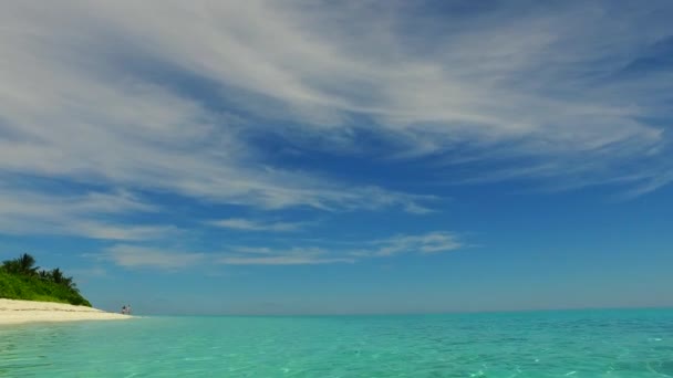 Космический туризм на пляже лагуны Падизе на прозрачной лагуне с чистым песком рядом с курортом — стоковое видео