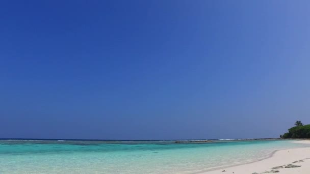 Közelkép utazás trópusi üdülőhely beach break által kék lagúna fehér homok háttér közel tenyér — Stock videók