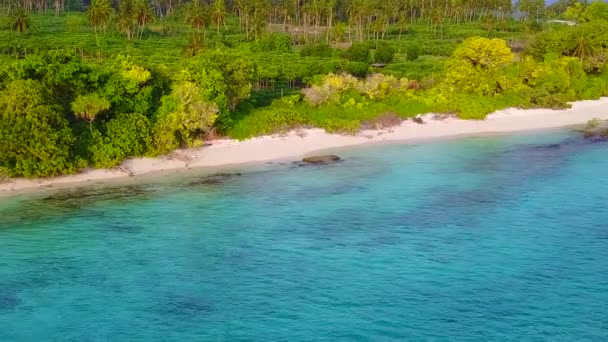 Kopírovat prostor turistiky tropického ostrova plážový čas podle modré zelené vody a čistý písek pozadí po východu slunce — Stock video