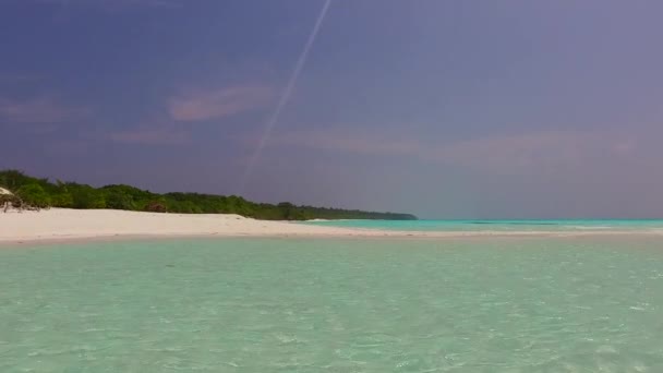 Viaggio diurno di perfetta pausa spiaggia costa da fondale basso mare e sabbia bianca prima del tramonto — Video Stock