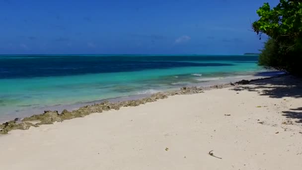 Close-up landschap van luxe lagune strand vakantie door blauwe oceaan en wit zand achtergrond in het zonlicht — Stockvideo