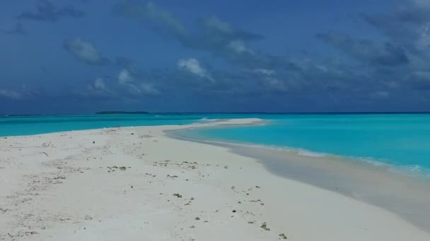 Солнечный туризм красивого пляжа у голубой лагуны с белым песком на фоне курорта — стоковое видео