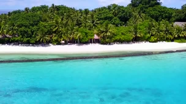 Slunečný cestovní ruch na pobřeží ráje pláž plavba podle aqua modrý oceán a bílé písečné pozadí v blízkosti vln — Stock video