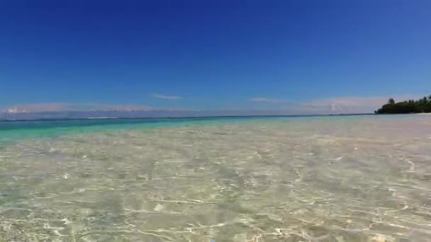 Sunny panoráma luxus üdülőhely strand nyaralás sekély víz és fehér homokos háttér közelében hullámok — Stock videók