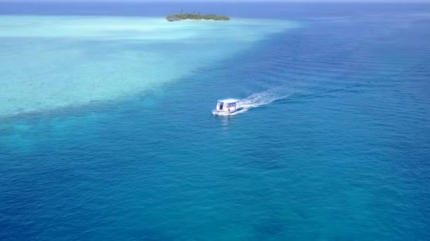 Αεροφωτογραφία τοπίο του τροπικού νησιού παραλία ταξίδι από τη διαφανή θάλασσα με λευκό αμμώδη φόντο — Αρχείο Βίντεο