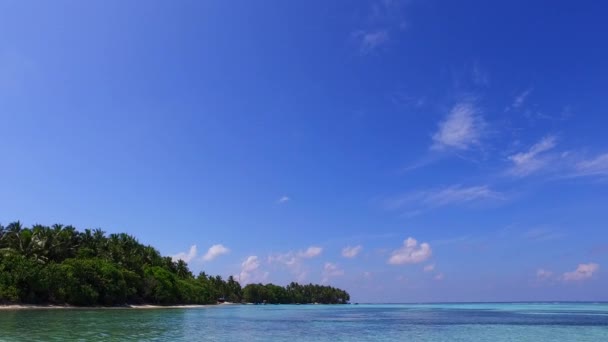 Nahaufnahme Meereslandschaft exotischer Inselstrandfahrt durch blaues Meer mit weißem Sandhintergrund vor Sonnenuntergang — Stockvideo