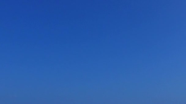 야자나무 근처에 하얀 모래사장이 있는 푸른 바다 옆의 해 안 여행의 여유 로운 풍경 — 비디오