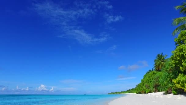 Luchtfoto drone panorama van perfect uitzicht op zee strand tijd door blauwe lagune en witte zandachtergrond — Stockvideo
