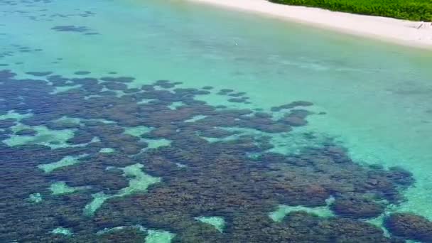 파도 가까이에 하얀 모래사장이 펼쳐져 있는 푸른 바다 옆을 지나는 아름다운 만 해변의 텅 빈 여행 — 비디오