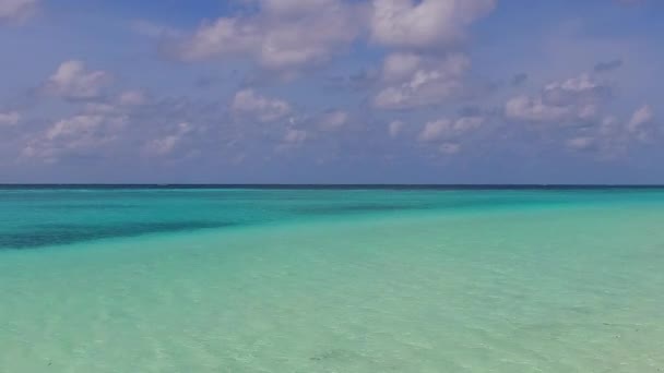 Drone ταξίδια της τροπικής ακτής διακοπές στην παραλία από aqua μπλε νερό με λευκό φόντο άμμο — Αρχείο Βίντεο