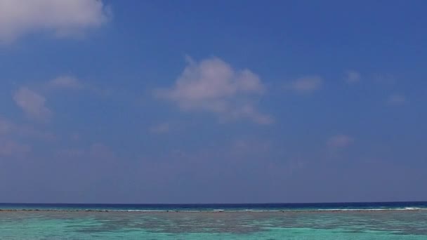 Töm konsistens av marina stranden resa med grunt hav med vit sand bakgrund nära vågor — Stockvideo