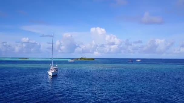 열 대 석호의 해 변 여행을 하는 흰 모래사장이 있는 푸른 초호의 구조 — 비디오