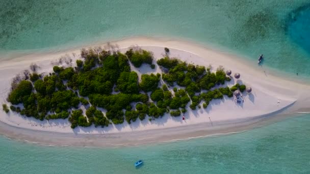 산호초 근처에 밝은 모래사장이 있는 푸른 초호 시간에는 낙원의 해변 풍경을 가까이서 바라본다 — 비디오