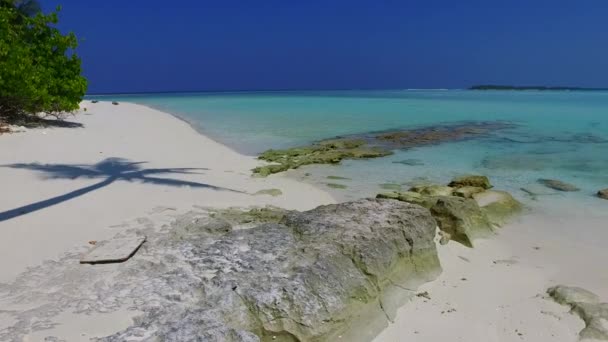 Denní krajina ráje Bay pláž dovolená podle modré zelené vody s bílým pískem pozadí v blízkosti palem — Stock video
